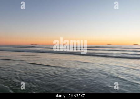 February 13, 2022: The clear sunset at Silver Strand State Beach in Coronado, California on Sunday, February 13th, 2022 (Rishi Deka/Zuma Press). The torrid weather allured many to the famous San Diego beach and nearby sites including Imperial Beach pier, Coronado Islands, Coronado Beach and Peninsula, downtown San Diego, San Diego Bay, cruise ships, and silver dollar shells. The heat wave in Southern California has now ended. (Credit Image: © Rishi Deka/ZUMA Press Wire) Stock Photo