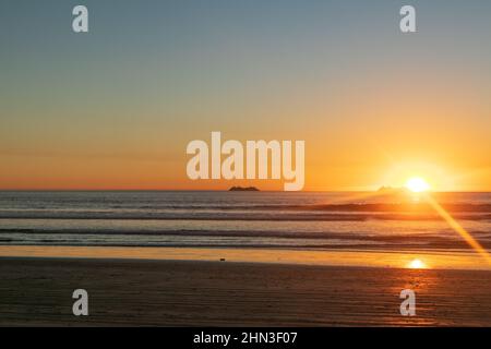 February 13, 2022: The clear sunset at Silver Strand State Beach in Coronado, California on Sunday, February 13th, 2022 (Rishi Deka/Zuma Press). The torrid weather allured many to the famous San Diego beach and nearby sites including Imperial Beach pier, Coronado Islands, Coronado Beach and Peninsula, downtown San Diego, San Diego Bay, cruise ships, and silver dollar shells. The heat wave in Southern California has now ended. (Credit Image: © Rishi Deka/ZUMA Press Wire) Stock Photo