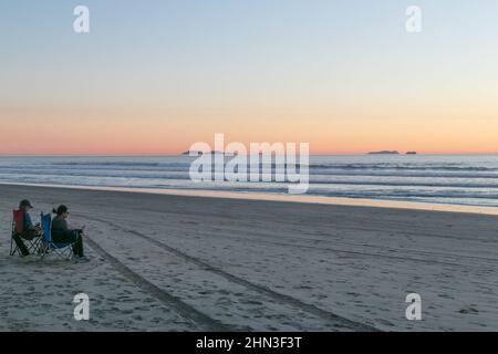 February 13, 2022: The clear sunset at Silver Strand State Beach in Coronado, California on Sunday, February 13th, 2022 (Rishi Deka/Zuma Press). The torrid weather allured many to the famous San Diego beach and nearby sites including Imperial Beach pier, Coronado Islands, Coronado Beach and Peninsula, downtown San Diego, San Diego Bay, cruise ships, and silver dollar shells. The heat wave in Southern California has now ended. (Credit Image: © Rishi Deka/ZUMA Press Wire) Stock Photo