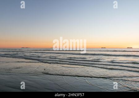 February 13, 2022: The clear sunset at Silver Strand State Beach in Coronado, California on Sunday, February 13th, 2022 (Rishi Deka/Zuma Press). The torrid weather allured many to the famous San Diego beach and nearby sites including Imperial Beach pier, Coronado Islands, Coronado Beach and Peninsula, downtown San Diego, San Diego Bay, cruise ships, and silver dollar shells. The heat wave in Southern California has now ended. (Credit Image: © Rishi Deka/ZUMA Press Wire) Stock Photo