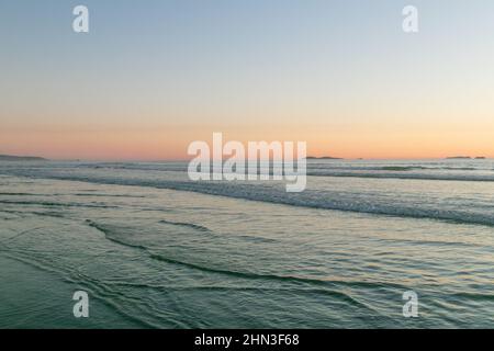 February 13, 2022: The clear sunset at Silver Strand State Beach in Coronado, California on Sunday, February 13th, 2022 (Rishi Deka/Zuma Press). The torrid weather allured many to the famous San Diego beach and nearby sites including Imperial Beach pier, Coronado Islands, Coronado Beach and Peninsula, downtown San Diego, San Diego Bay, cruise ships, and silver dollar shells. The heat wave in Southern California has now ended. (Credit Image: © Rishi Deka/ZUMA Press Wire) Stock Photo