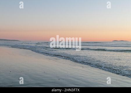 February 13, 2022: The clear sunset at Silver Strand State Beach in Coronado, California on Sunday, February 13th, 2022 (Rishi Deka/Zuma Press). The torrid weather allured many to the famous San Diego beach and nearby sites including Imperial Beach pier, Coronado Islands, Coronado Beach and Peninsula, downtown San Diego, San Diego Bay, cruise ships, and silver dollar shells. The heat wave in Southern California has now ended. (Credit Image: © Rishi Deka/ZUMA Press Wire) Stock Photo