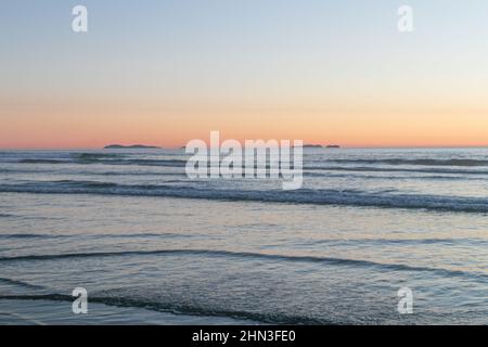 February 13, 2022: The clear sunset at Silver Strand State Beach in Coronado, California on Sunday, February 13th, 2022 (Rishi Deka/Zuma Press). The torrid weather allured many to the famous San Diego beach and nearby sites including Imperial Beach pier, Coronado Islands, Coronado Beach and Peninsula, downtown San Diego, San Diego Bay, cruise ships, and silver dollar shells. The heat wave in Southern California has now ended. (Credit Image: © Rishi Deka/ZUMA Press Wire) Stock Photo