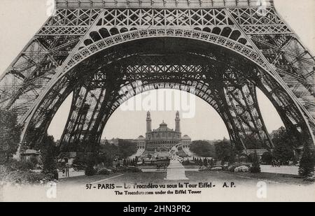 Vintage postcard of the Trocadero palace (Palais de Chaillot) seen under the Eiffel Tower. 1910s Stock Photo