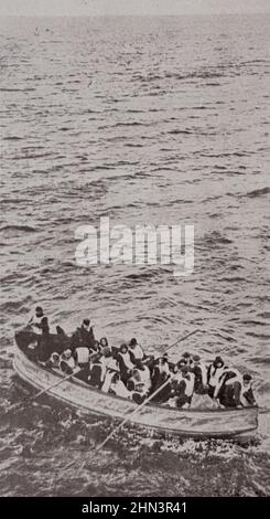 The lifeboats of the 'Titanic', carrying the surviving shipwrecks, join the 'Carpathia'. 1912 Stock Photo