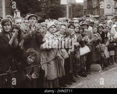 Berlin Crisis of 1961. Serie of archivel photos depicts the August 1961 travel ban between East and West Berlin and shows the building of barricades t Stock Photo