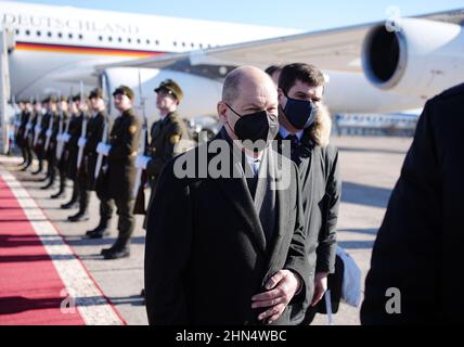 Berlin, Germany. 14th Feb, 2022. German Chancellor Olaf Scholz (SPD) leaves the Air Force Airbus A340 on arrival. Scholz will meet with Ukrainian President Selenskyj for talks on the Ukraine crisis. In purely formal terms, it is his inaugural visit as chancellor. Credit: Kay Nietfeld/dpa/Alamy Live News Stock Photo