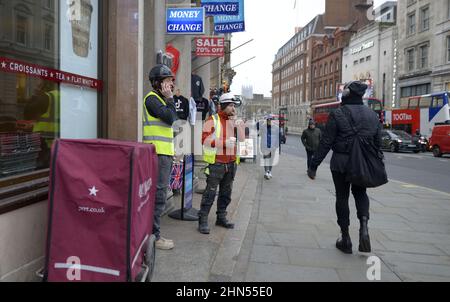 London, England, UK. Workmen having a coffee and cigarette break in Whitehall Stock Photo