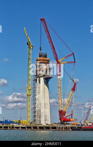 Corpus Christi New Harbor Bridge construction, constructing Main Span Dual-Mast Central Tower. Stock Photo