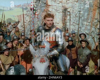 LAURENCE OLIVIER at Siege of Harfleur in HENRY V 1944 director LAURENCE ...