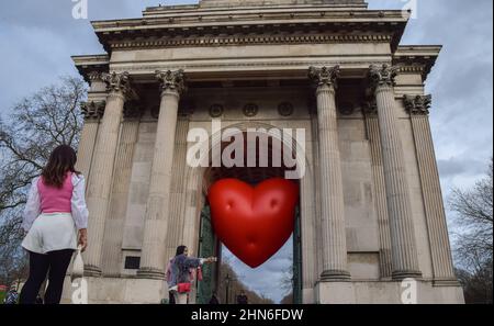 London, England, UK. 14th Feb, 2022. A giant red heart has been wedged into the Wellington Arch at Hyde Park Corner on Valentine's Day. (Credit Image: © Vuk Valcic/ZUMA Press Wire) Stock Photo