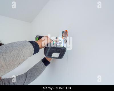 Fils électriques montés sur une prise électrique. Accessoires électriques  installés dans la chambre. Fond sombre Photo Stock - Alamy