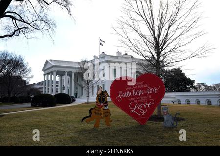 Washington, Vereinigte Staaten. 14th Feb, 2022. The heart shape for Saint Valentine's Day is seen on the North Lawn of the White House in Washington, DC on February 14, 2022. Credit: Yuri Gripas/Pool via CNP/dpa/Alamy Live News Stock Photo