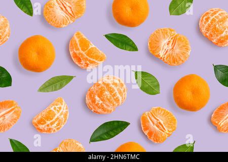 Seamless Pattern of whole  tangerines or mandarin orange fruits, peeled segments and leaves  on light purple background Stock Photo