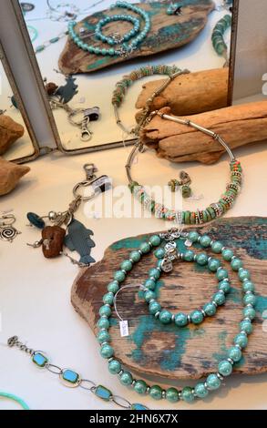 FRANCE. CHARENTE-MARITIME (17). ISLAND OF OLERON. IN SAINT-TROJAN, IN THEIR CABANE 'RETOUR DE PLAGE' MYRIAM BATAILLE AND HER HUSBAND ARE MAKING JEWELS Stock Photo