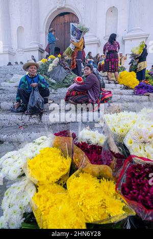 mercado de flores frente a la Iglesia de Santo Tomás, Chichicastenango, Quiché, Guatemala, America Central Stock Photo