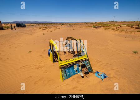 citroen 2CV enterrado en la arena, Tamegroute, Marruecos, Africa Stock Photo
