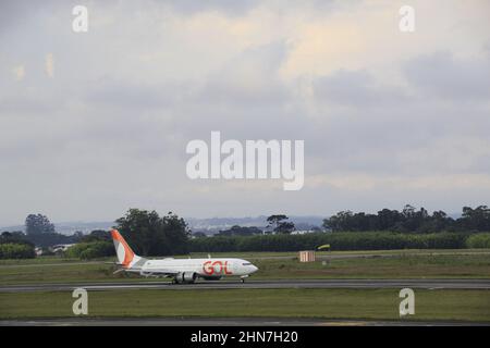 Curitiba, Parana, Brasil. 14th Feb, 2022. (INT) Passenger movement at Curitiba airport. February 14, 2022, Curitiba, Parana, Brazil: Movement at Curitiba airport, which since the end of January began to have flights from Curitiba to 10 cities in the interior of Parana and, in early April, starts to have international flights from the capital of Parana to Buenos Aires, on Monday (14) (Credit Image: © Edson De Souza/TheNEWS2 via ZUMA Press Wire) Stock Photo