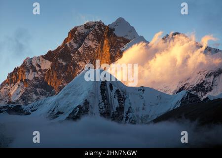 Evening sunset view of Mount Everest Lhotse and Lhotse Shar from Makalu Barun valley, Nepal Himalayas mountains Stock Photo