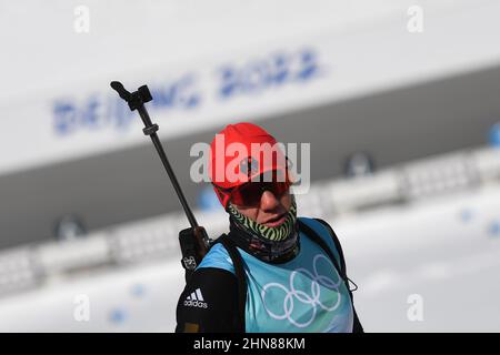 Chinese freestyle skier Eileen Gu celebrates after taking silver in the  women's slopestyle event at the Beijing Winter Olympics on Feb. 15, 2022,  in Zhangjiakou, China. (Kyodo)==Kyodo Photo via Credit: Newscom/Alamy Live