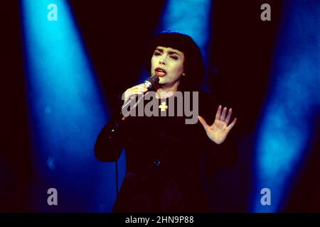 Mireille Mathieu, berühmte französische Sängerin, Auftritt in einer TV Show ,1996.  French singer Mireille Mathieu, TV show performance, 1996. Stock Photo