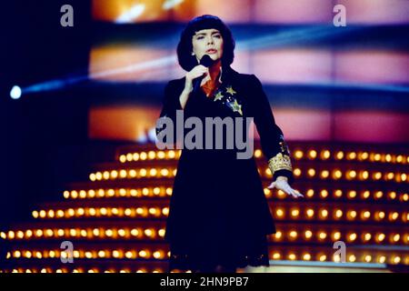 Mireille Mathieu, berühmte französische Sängerin, Auftritt in einer TV Show, 1996. French singer Mireille Mathieu, TV Show performance, 1996. Stock Photo