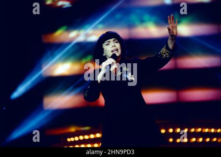 Mireille Mathieu, berühmte französische Sängerin, Auftritt in einer TV Show, 1996. French singer Mireille Mathieu, TV Show performance, 1996. Stock Photo