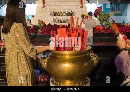 Bangkok, Thailand. 14th Feb, 2022. Bangkokians worshippers prayer to find love on Valentine's Day. (Photo by Atiwat Silpamethanont/Pacific Press) Credit: Pacific Press Media Production Corp./Alamy Live News Stock Photo