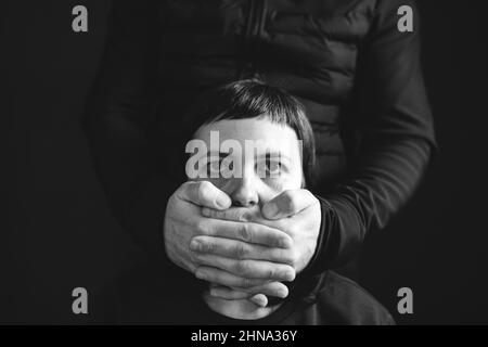 skrivestil Skøn Perfekt Woman being beated by her husband. Women suffering from domestic violence  Stock Photo - Alamy