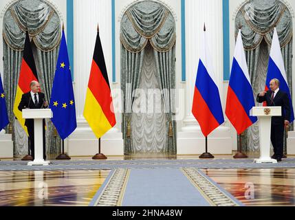 Moskau, Russia. 15th Feb, 2022. Russian President Vladimir Putin (r) gestures next to German Chancellor Olaf Scholz (SPD) at a joint press conference after several hours of one-on-one talks in the Kremlin. Scholz met the Russian president for talks on the situation on the Ukrainian-Russian border. Formally, this was an inaugural visit by the chancellor. Credit: Kay Nietfeld/dpa/Alamy Live News
