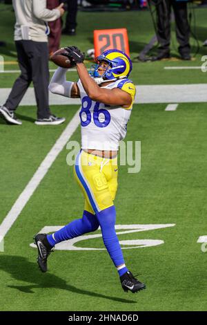 Los Angeles Rams' Kendall Blanton (86) is stopped by San Francisco