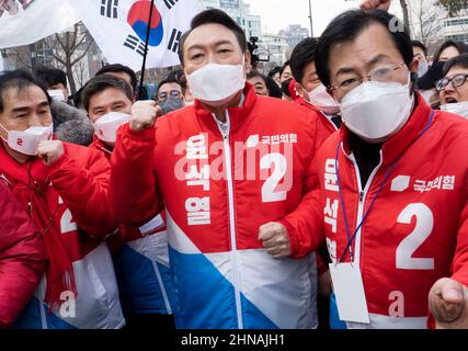 Seoul, South Korea. 15th Feb, 2022. South Korean presidential candidate Yoon Suk-yeol (C) of the People Power Party attends a presidential election campaign in Seoul, South Korea, Feb. 15, 2022. South Korea's presidential election campaigning officially kicked off on Tuesday for a 22-day run ahead of the election to be held on March 9. Credit: James Lee/Xinhua/Alamy Live News Stock Photo