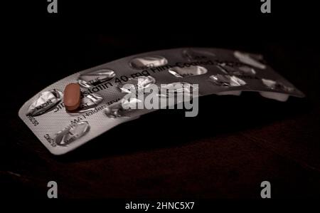 File photo dated 11/9/2017 of a statin tablet on an empty packet. Statins are one of the most commonly prescribed drugs in the UK, with around seven to eight million people taking them to cut their chance of heart attack and stroke. Issue date: Wednesday February 16, 2022. Stock Photo