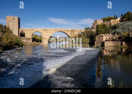 puente de San Martín, puente medieval sobre el río Tajo, Toledo, Castilla-La Mancha, Spain Stock Photo