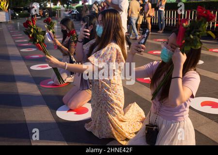 Bangkok, Thailand. 14th Feb, 2022. Bangkokians bring roses to pay respect to Trimurti and Ganesha shrines. to make a wish on the festival of love. (Photo by Atiwat Silpamethanont/Pacific Press/Sipa USA) Credit: Sipa USA/Alamy Live News Stock Photo