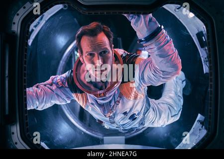 MOONFALL (2022) PATRICK WILSON  ROLAND EMMERICH (DIR)  LIONSGATE/MOVIESTORE COLLECTION Stock Photo