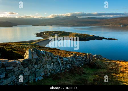 The promontory of Àrd Neackie and tombolo at Loch Eriboll, Sutherland, Scotland, UK.  Behind are the peaks of Meall Meadhonach and Beinn Ceannabeinne. Stock Photo