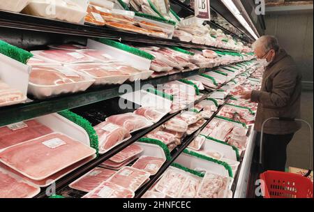 Mississauga, Canada. 16th Feb, 2022. A customer shops at a supermarket in Mississauga, Ontario, Canada, on Feb. 16, 2022. Canada's inflation rate surpassed 5 percent for the first time since September 1991, rising 5.1 percent on a year-over-year basis and up from a 4.8 percent gain in December 2021, Statistics Canada said Wednesday. Credit: Zou Zheng/Xinhua/Alamy Live News Stock Photo