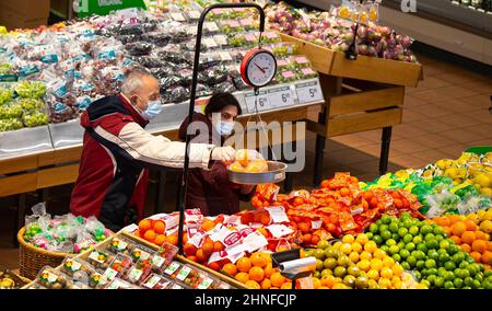 Mississauga, Canada. 16th Feb, 2022. Customers shop at a supermarket in Mississauga, Ontario, Canada, on Feb. 16, 2022. Canada's inflation rate surpassed 5 percent for the first time since September 1991, rising 5.1 percent on a year-over-year basis and up from a 4.8 percent gain in December 2021, Statistics Canada said Wednesday. Credit: Zou Zheng/Xinhua/Alamy Live News Stock Photo