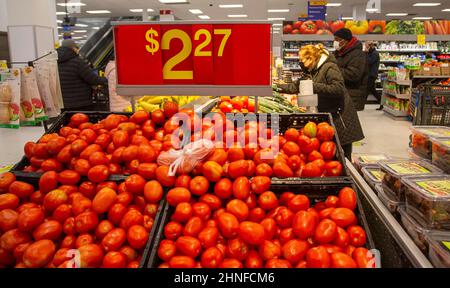 Mississauga, Canada. 16th Feb, 2022. Customers shop at a supermarket in Mississauga, Ontario, Canada, on Feb. 16, 2022. Canada's inflation rate surpassed 5 percent for the first time since September 1991, rising 5.1 percent on a year-over-year basis and up from a 4.8 percent gain in December 2021, Statistics Canada said Wednesday. Credit: Zou Zheng/Xinhua/Alamy Live News Stock Photo