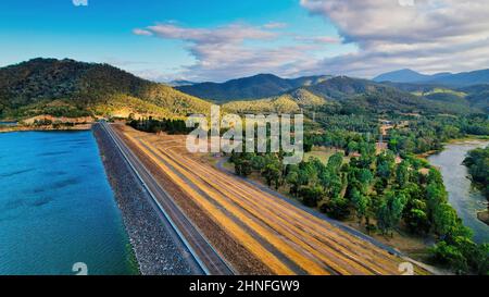 The Lake Eildon dam wall and the hydroelectric station at the town of ...