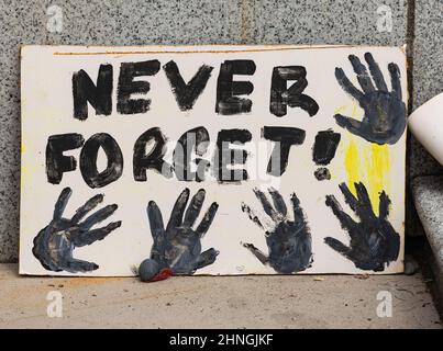 Vancouver BC, Canada-August 15, 2021. A sign never forget is on display on the steps at the memorial for the mourning of the First Nation Kids. Stock Photo