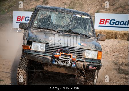 Second-generation Range Rover in technical offroading Stock Photo - Alamy
