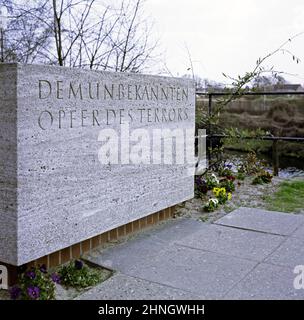 Border between Berlin-Zehlendorf and GDR, late 1970s, memorial stone beside the bridge across Teltow Canal commemorating the people being killed trying to cross the border, West Berlin, West Germany Stock Photo