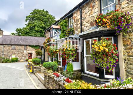 Exteriro of Tanronnen Inn decorated with flowers at Beddgelert village in Gwynedd, Snowdonia National Park, Wales, UK Stock Photo