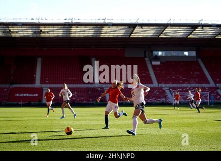 Germany's Giulia Gwinn (right) and Spain's Ona Batlle battle for the ball during the Arnold Clark Cup match at the Riverside Stadium, Middlesbrough. Picture date: Thursday February 17, 2022. Stock Photo