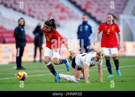 Spain's Marta Cardona (left) and Germany's Giulia Gwinn battle for the ball during the Arnold Clark Cup match at the Riverside Stadium, Middlesbrough. Picture date: Thursday February 17, 2022. Stock Photo