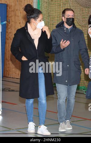 Philipp Lahm und Celia Šašic, UEFA EURO 2024: Philipp Lahm und Celia Saiic besuchen Eliteschule des Fußballs in Langenhorn, Hamburg, 20.10.2021 Stock Photo