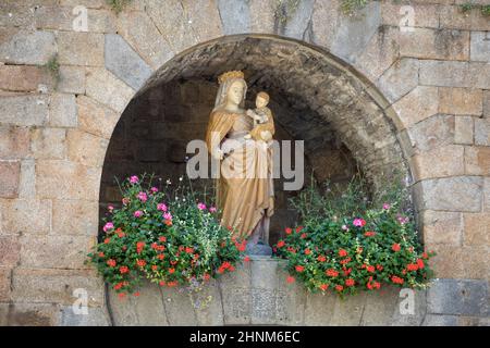 Sculpture of the Virgin Mary with Jesus in the old town of St Malo Stock Photo