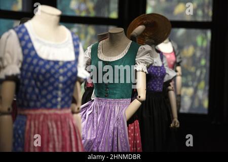 Das 'Dirndl', ein typisch österreichisches und bayerisches Kleid, Europa - The 'Dirndl', a typical Austrian and Bavarian dress, Europe Stock Photo